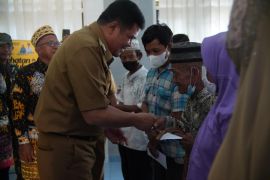 Bupati Musa Ahmad berikan bantuan BLT DD kepada masyarakat Kampung Gunung Batin Udik
