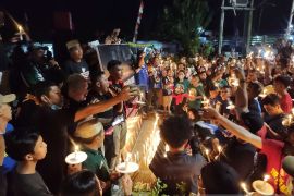 Suporter bola di Papua Barat doa bersama untuk Tragedi Kanjuruhan