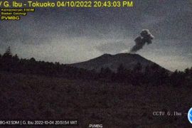 Erupsi abu vulkanik, PVMBG imbau warga tak beraktivitas radius 2 kilometer dari Gunung Ibu