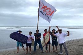 Luar biasa, selancar ombak Aceh juara umum Kejurnas Bali
