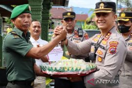 Kapolres Solok Selatan datangi Koramil Sangir bawa kejutan