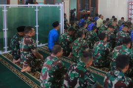 Anggota TNI di Madiun shalat gaib doakan korban jiwa tragedi Kanjuruhan