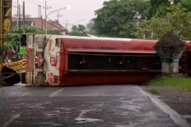 Polisi evakuasi kendaraan pengangkut BBM terguling di Blitar