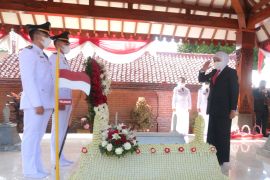 Khofifah berziarah ke makam gubernur pertama Jawa Timur