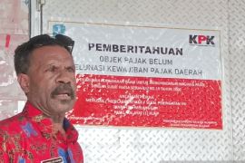 Pemkab Biak Numfor pasang stiker di tempat usaha penunggak pajak daerah