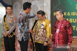 Bupati kukuhkan bapak dan ibu asuh anak stunting
