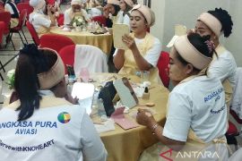 Paragon bekali puluhan wanita dalam pelatihan tata rias dengan Crystallure
