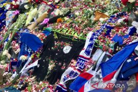 Lilin-lilin perdamaian untuk "Salam Satu Nyali, Salam Satu Jiwa"