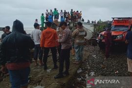 Nelayan Seluma hilang tergulung ombak