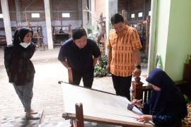 Wali Kota Kediri promosi tenun ikat ke sutradara Archie Hekageri