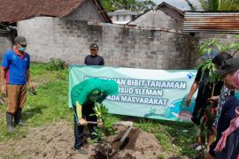 RSUD Sleman membagikan bibit tanaman buah ke masyarakat