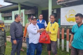 Pemerintah salurkan paket sembako untuk korban banjir di Serawai Sintang