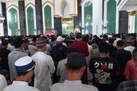 Asprov PSSI Malut bersama warga Ternate Shalat Gaib korban tragedi Kanjuruhan