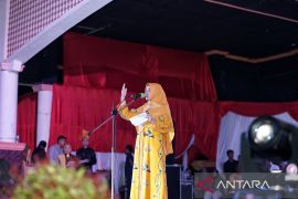 Zulaikhah Wardan bacakan puisi 'Nek Tepi Dolak' suku duanu pada pesta ragam budaya