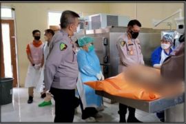 Lima jenazah satu keluarga korban pembunuhan diotopsi