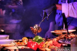 Menikmati hidangan berbeku di atas ketinggian