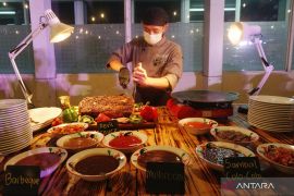 Memandangi "sunset" sembari menikmati BBQ di pinggiran kolam renang