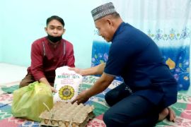 Sat Intelkam Polresta Deliserdang bagikan sembako kepada masyarakat terdampak kenaikan BBM