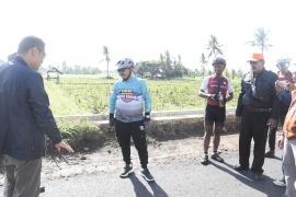 Bupati Situbondo sidak proyek infrastruktur jalan desa