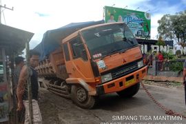 Jalan rusak di Desa Mantimin akan diperbaiki tahun depan