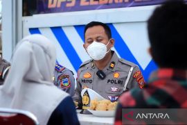 Polres Garut edukasi para pelanggar lalu lintas sambil diajak minum kopi