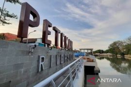 Menyusuri keindahan Kalimas hingga Jembatan Petekan