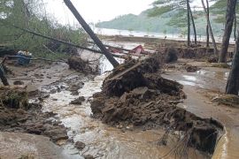Objek wisata Pantai Gemah Tulungagung rusak diterjang longsor