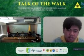 Students call for environment-friendly hiking