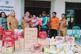 Dinas Sosial serahkan  bantuan ke warga pengungsi yang terdampak banjir