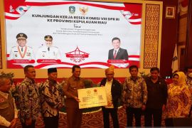 Kemensos dan DPR salurkan bantuan bencana di Kepri