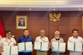 Arbi Leo CEO PT Bersahaja lakukan penandatanganan perjanjian kerja sama dengan Kemenko Marves dan BRIN