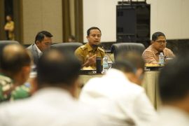 Gubernur Sulsel memakai sepatu lokal dukung produk dalam negeri
