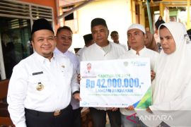 Bupati Tapsel serahkan santunan BPJS Ketenagakerjaan kepada dua ahli waris