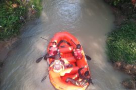 Tim SAR berhasil evakuasi jasad korban hanyut di Sungai Cicareuheun Bogor