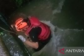 Petugas gabungan diterjunkan cari bocah terbawa arus sungai di Sukabumi