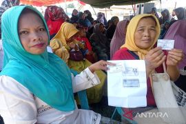 Ratusan emak-emak "serbu" pos komando taktis TNI, ada apa?