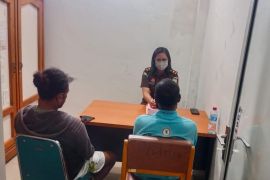 Polres Yalimo serahkan dua tersangka penyelundup senjata api ke JPU