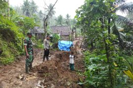 Retakan tanah ratusan meter terjadi dekat permukiman di Trenggalek