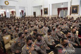 Jokowi calls for strict action against police officer violating law