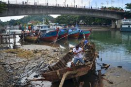 Pembersihan Bangkai Kapal Sungai Batang Arau Page 1 Small
