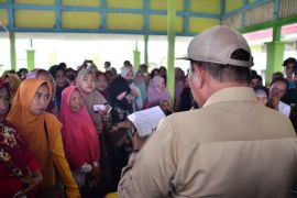 Bupati bagikan 600 paket sembako di Pulau Maya