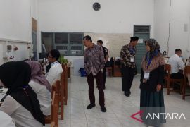 Bawaslu Sumbar tinjau tes tertulis 113 calon Panwascam Bukittinggi