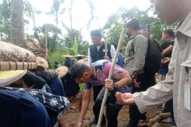 Sandiaga Uno tanam padi huma bersama petani Badui