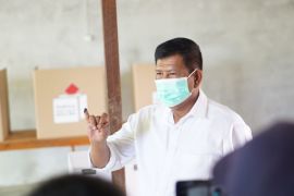 Bupati Kayong Utara meninjau pelaksanaan Pilkades serentak