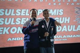 Gubernur serahkan bantuan pada  masyarakat serta bonus bagi atlet berprestasi Sulsel