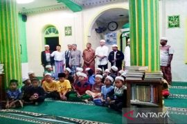 Bersama pelajar dan masyarakat, Lurah Gunung Baringin laksanakan program Shubuh berjamaah
