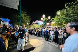 Presiden Jokowi nikmati musik jalanan di Malioboro