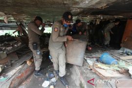 Pembongkaran bangunan liar di kolong jalan tol