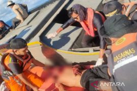 Basarnas Kendari evakuasi ABK terkena roda gila mesin kapal di Wakatobi