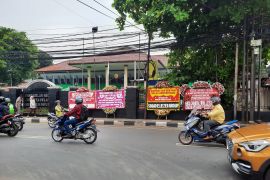 Peroleh karangan bunga, Bharada E dikawal ketat